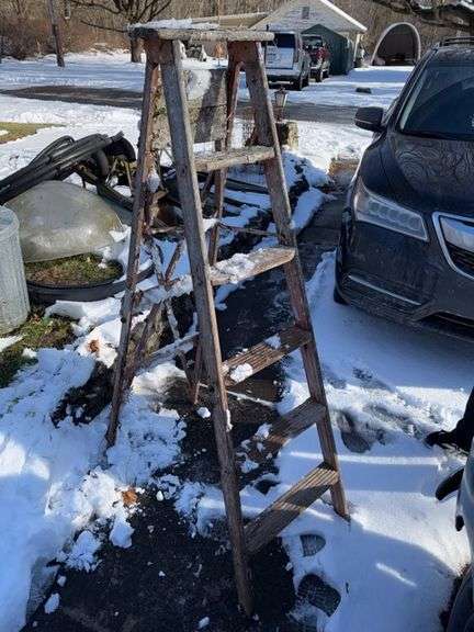 Wooden ladder • 5ft • Outside- front