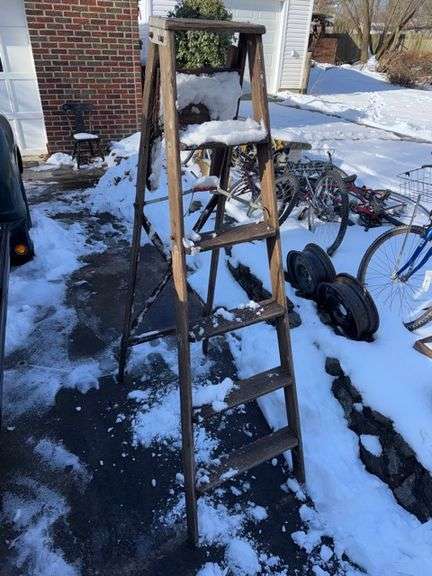 Wooden ladder • 6ft • Outside- front