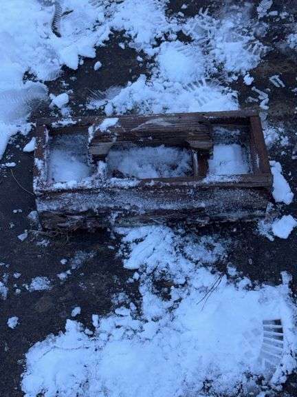 Tool crate • Outside- front