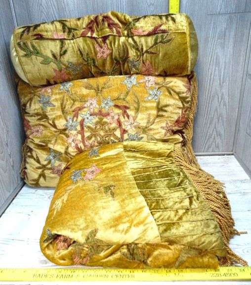 Gold Bedding & Pillows (48"x62") Dunker Auction
