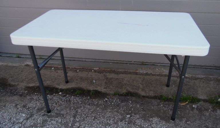 Tavolo pieghevole a cavalletto in plastica di colore bianco da 6 piedi con piano