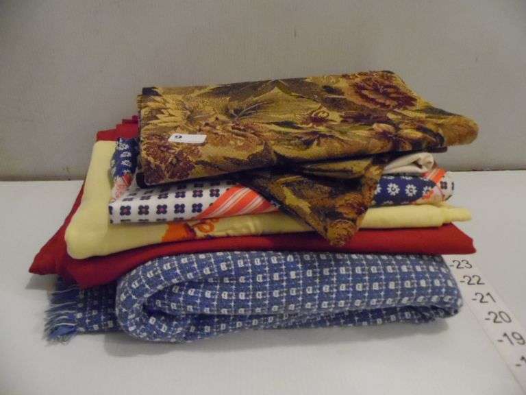 Tablecloths & Table Runner