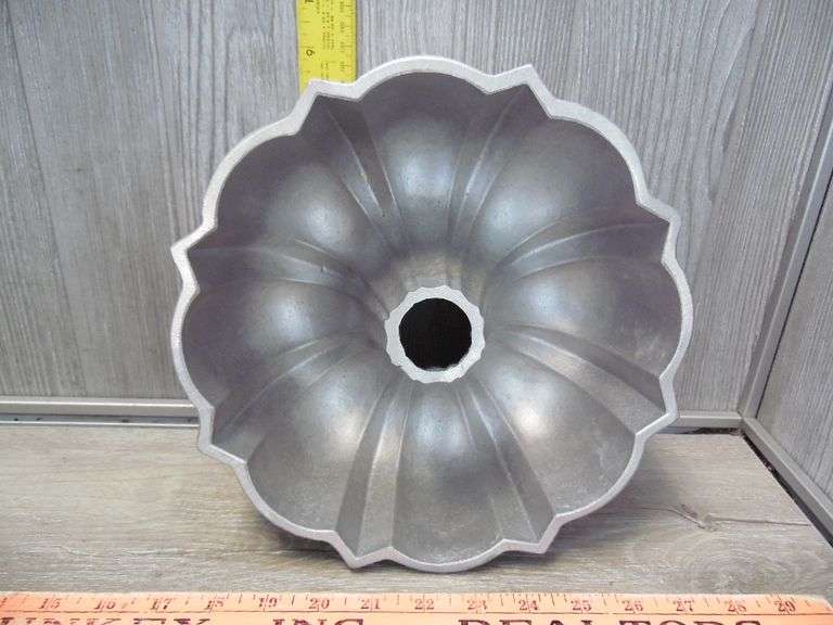 Bundt Pans, Flour Sifter & Colander