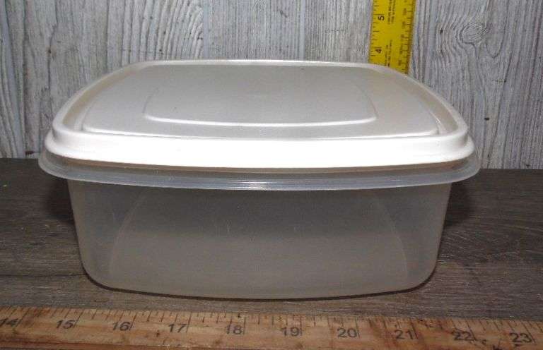 9 Rubbermaid Storage Containers With Lids