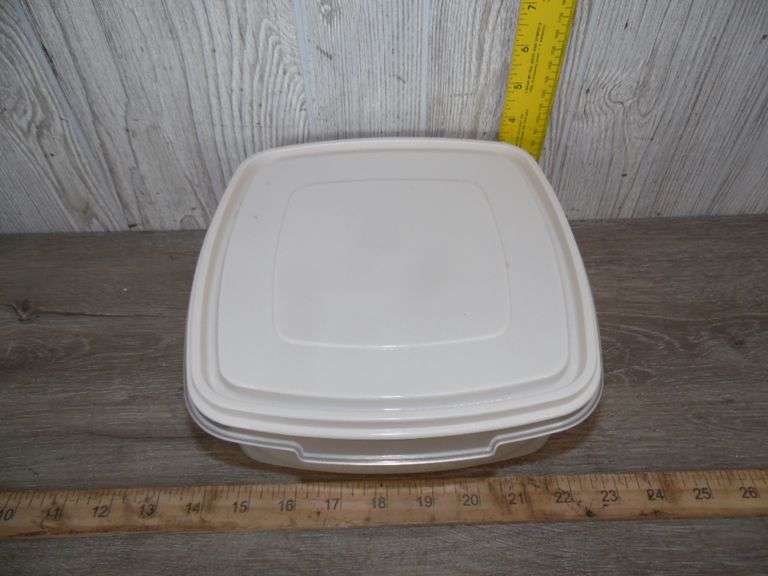9 Rubbermaid Storage Containers With Lids