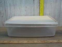10 Rubbermaid Storage Containers with Lids