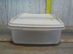 10 Rubbermaid Storage Containers with Lids
