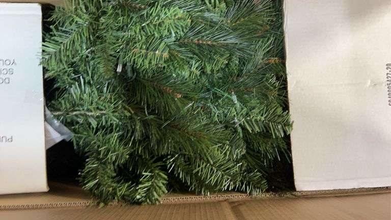 7.5FT PRE LIT WESLEY PINE TREE IN BOX