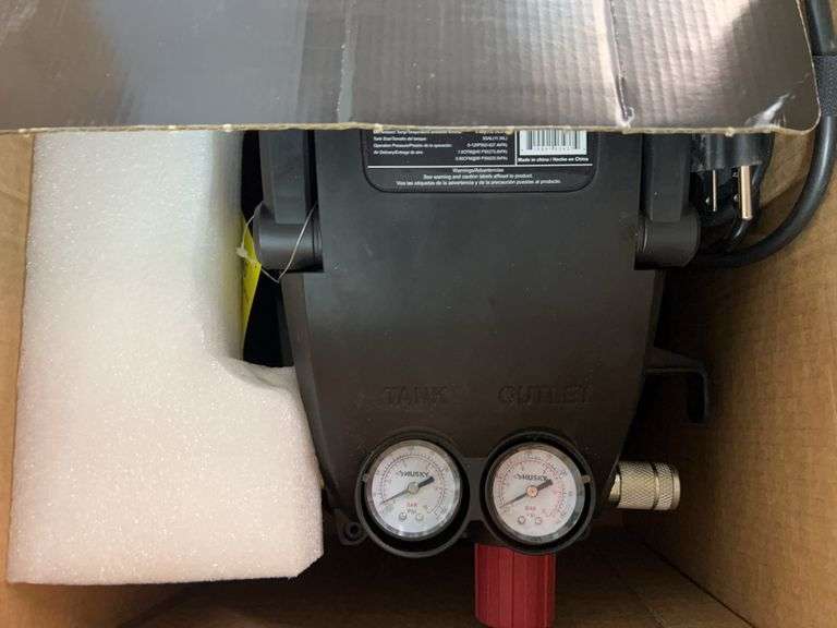 HUSKY 3 GAL AIR COMPRESSOR IN BOX