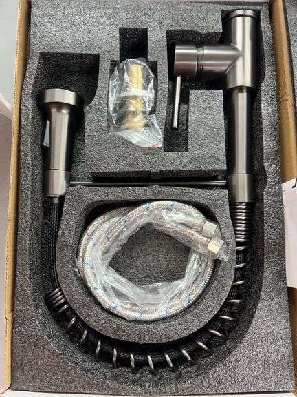 KITCHEN FAUCET W/ SPRAYER IN BOX