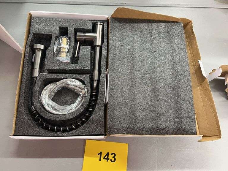 KITCHEN FAUCET W/ SPRAYER IN BOX