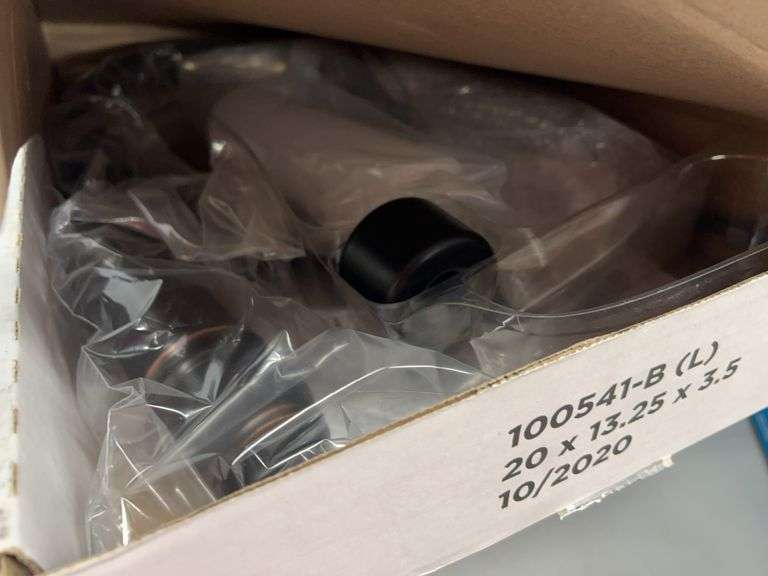 DELTA LAKEVIEW PULL DOWN KITCHEN FAUCET IN BOX