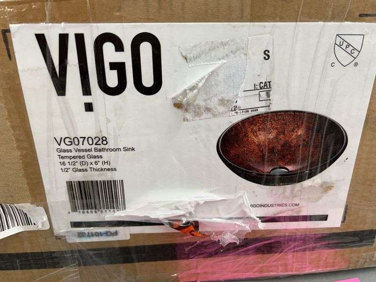 VIGO GLASS VESSEL BATHROOM SINK W/ BOX