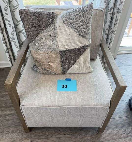 ACCENT CHAIR W/ THROW PILLOW