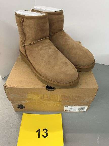 WOMENS UGGS CLASSIC MINI II SHOES - SIZE 9
