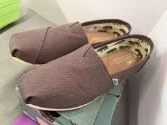 WOMENS TOMS CLASSIC SHOES - SIZE 6