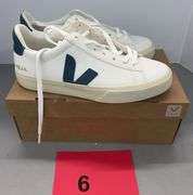 VEJA UNISEX SHOES SIZE MENS 7 OR WOMENS 9
