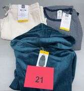 3PC WOMENS CLOTHING LOT SIZE MEDIUM