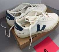 VEJA UNISEX SHOES SIZE MENS 7 OR WOMENS 9