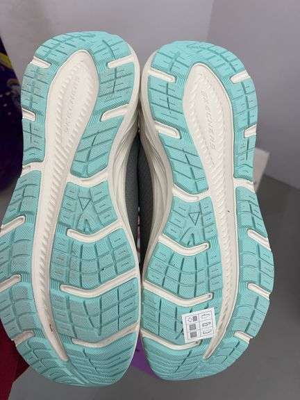 WOMENS SKECHERS SWIFT FIT SNEAKERS - SIZE 8