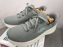 WOMENS SKECHERS SWIFT FIT SNEAKERS - SIZE 8