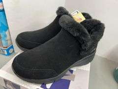 WOMENS SKECHERS SWIFT FIT BOOTS - SIZE 9