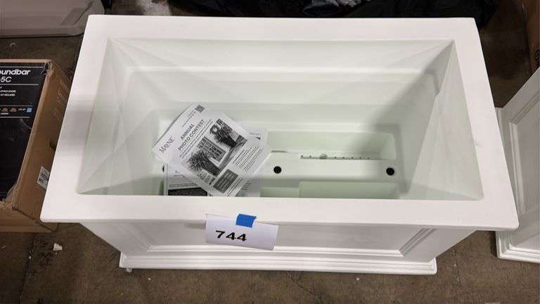 MAYNE RECTANGLE  PLASTIC PLANTER - WHITE