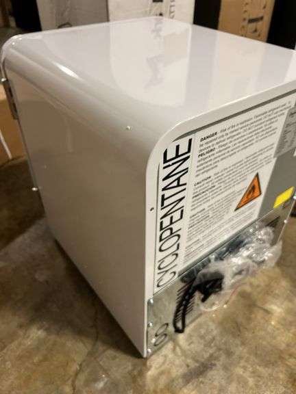 COOLULI 1.7CU FT. GLASS DOOR BEVERAGE COOLER - WHITE