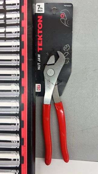 2PC TEKTON TOOL LOT - SOCKETS & PLIERS