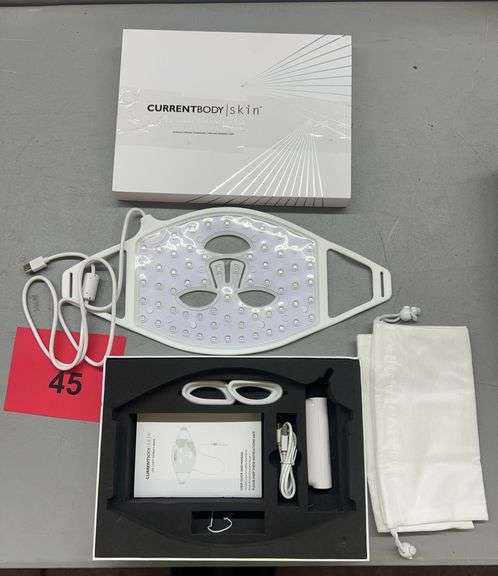 AS IS - CURRENTBODY SKIN LED LIGHT THERAPY MASK W/ BOX