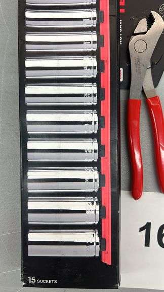 2PC TEKTON TOOL LOT - SOCKETS & PLIERS
