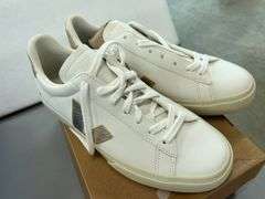 VEJA CAMPO CHROMEFREE LEATHER SHOES - SIZE MENS 7 & WOMENS 9