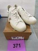 VEJA CAMPO CHROMEFREE LEATHER SHOES - SIZE MENS 7 & WOMENS 9