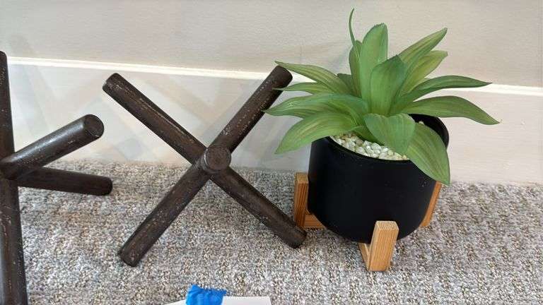 MISC HOME DECOR LOT - SEE PHOTOS
