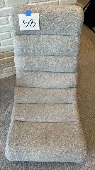 GREY FLOOR GAMING CHAIR