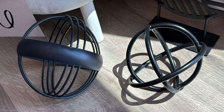 MISC HOME DECOR LOT - SEE PHOTOS