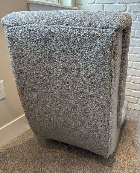 GREY FLOOR GAMING CHAIR