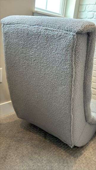 GREY FLOOR GAMING CHAIR