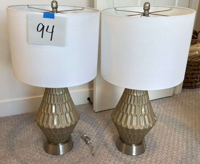 (2) TABLE LAMPS W/ SHADES