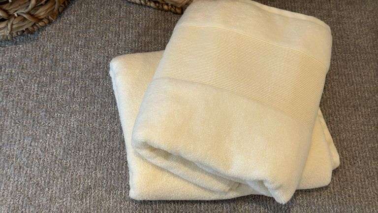MISC HOME DECOR LOT - SEE PHOTOS
