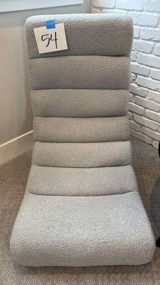 GREY FLOOR GAMING CHAIR