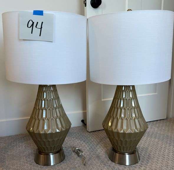 (2) TABLE LAMPS W/ SHADES