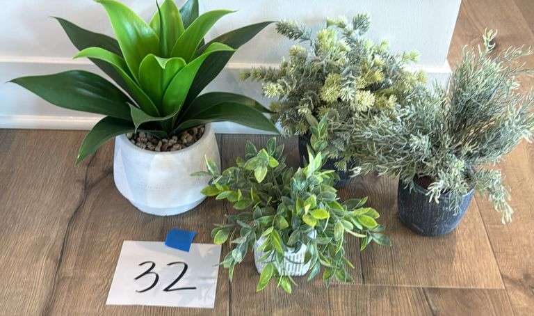 MISC HOME DECOR LOT - SEE PHOTOS