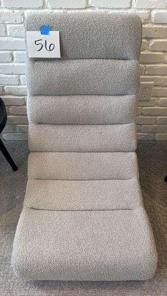 GREY FLOOR GAMING CHAIR