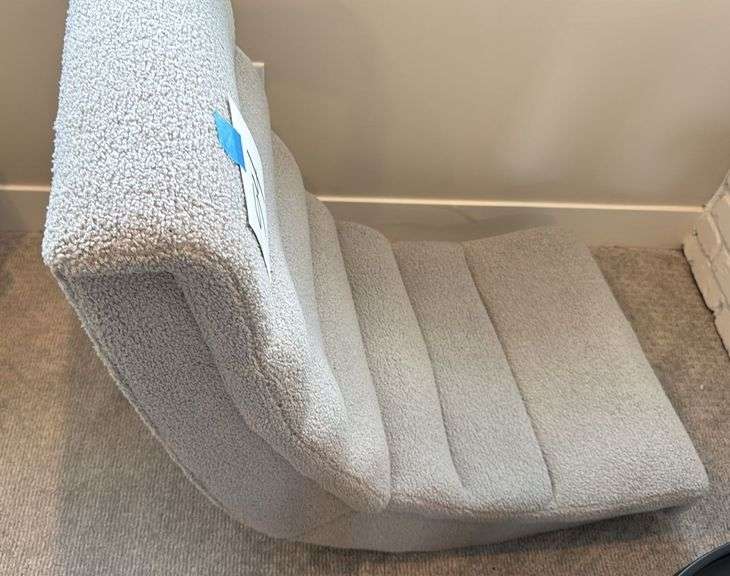 GREY FLOOR GAMING CHAIR