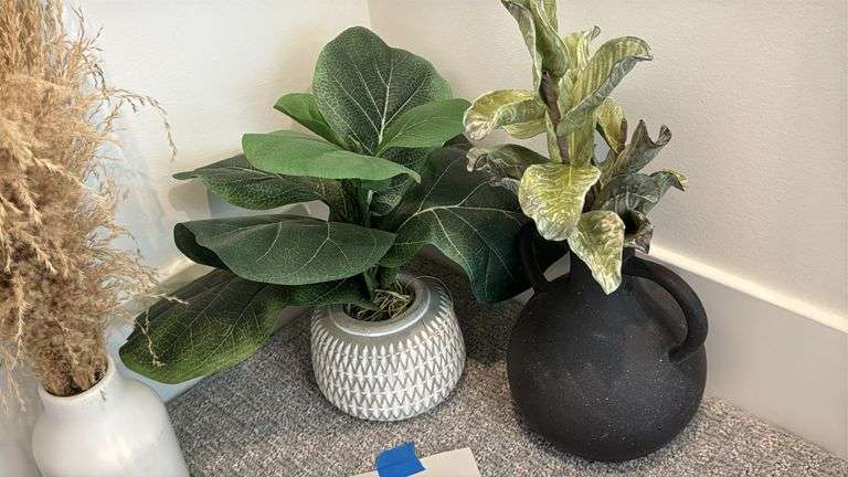MISC HOME DECOR LOT - SEE PHOTOS