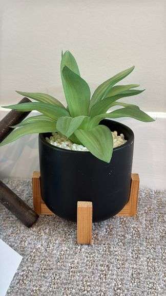 MISC HOME DECOR LOT - SEE PHOTOS