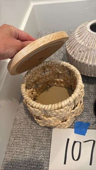MISC HOME DECOR LOT - SEE PHOTOS