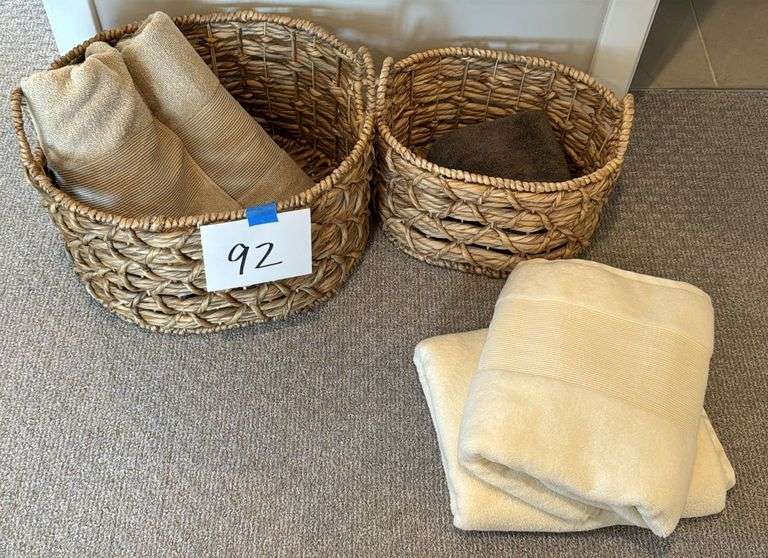 MISC HOME DECOR LOT - SEE PHOTOS