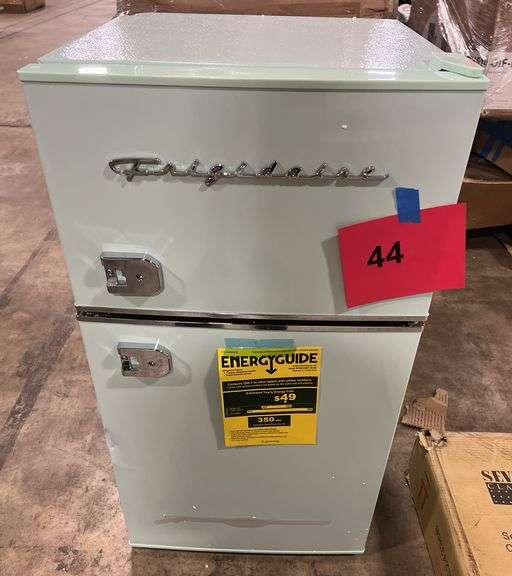 FRIGIDAIRE 3.1CU FT RETRO REFRIGERATOR - TEAL - Earl's Auction Company